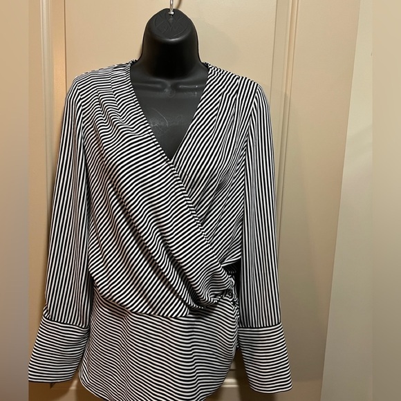 Gorgeous Badgley Mischka Black & White Top Small Excellent condition - Picture 1 of 6